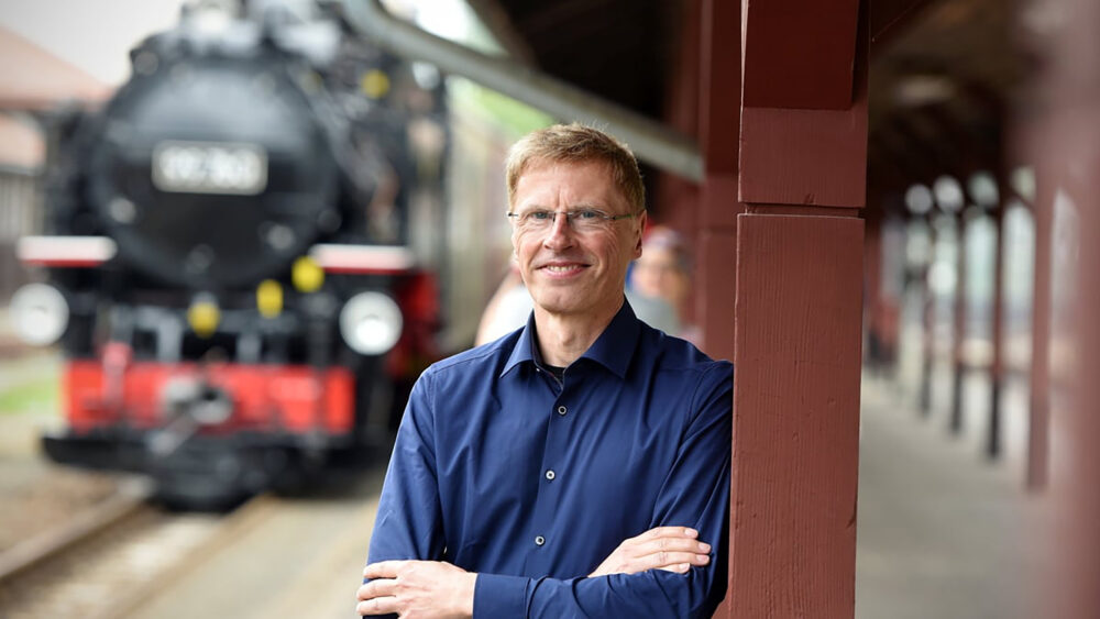 Ingo Neidhardt, Geschäftsführer der Zittauer Schmalspurbahn, am Vorstadtbahnhof in Zittau. © MatthiasWeber/photoweber.de