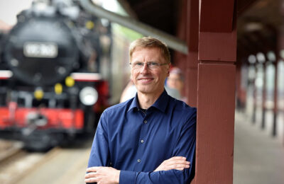 Ingo Neidhardt, Geschäftsführer der Zittauer Schmalspurbahn, am Vorstadtbahnhof in Zittau. © Matthias Weber/photoweber.de